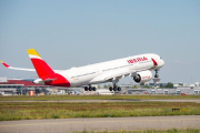 Un avión de la aerolínea española Iberia.-EL PERIÓDICO