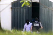 La Guardia Civil y la Policía francesa hallan un arsenal de armas y explosivos de ETA, en mayo del 2015, en un zulo de una vivienda en el centro de Biarritz, en el País Vasco francés.-EFE / JUAN HERRERO