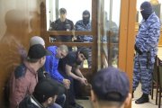 El checheno Zaúr Dadáyev, principal acusado de asesinar el pasado 27 de febrero al opositor ruso Borís Nemtsov, observa al resto de acusados.-MAXIM SHIPENKOV / EFE