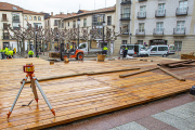 Instalando la pista de patinaje de Navidad junto al Banco de España - MARIO TEJEDOR