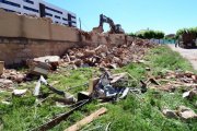 Escombros durante la demolición en la mañana de ayer en la zona más elevada.-ÁLVARO MARTÍNEZ