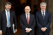 El ministro de Hacienda, Cristóbal Montoro (c), antes de la entrega de los Presupuestos en el Congreso, junto a los secretarios de Estado de Presupuestos, Alberto Nadal (i) y Hacienda, José Enrique Fernández de Moya.-J. J. Guillén / EFE