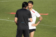 Cicinho habla con Unai Emery durante un entrenamiento del Sevilla.-ESTADIO DEPORTIVO