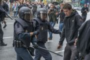 Disturbios durante el referéndum del 1 de octubre en el exterior del centro de votación de la Escuela Industrial en Barcelona.-FERRAN SENDRA