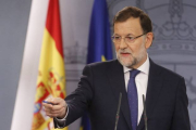 El presidente del Gobierno, Mariano Rajoy, valora este lunes los resultados de las elecciones catalanas.-AGUSTÍN CATALÁN