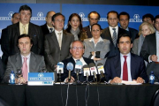 José María Ruiz Mateos (centro), con alguno de sus hijos y parte del personal de sus empresas, durante la rueda de prensa en la que explicó los problemas de Nueva Rumasa.-EFE