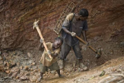 Menores trabajando en una mina de coltán, en la República Democrática del Congo.-Foto:   ARCHIVO / EYEDEA PRESSE