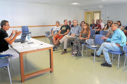 José Luis Arias se dirige a los reunidos en el centro cívico de la zona sur.-ROBERTO FERNÁNDEZ / PHOTOGENIC