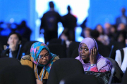 Delegados asisten al plenario de la cumbre de cambio climático de Lima (COP20).-Foto: PAOLO AGUILAR / EFE