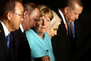 De izquierda a derecha, Ban Ki-moon, Vladímir Putin, Angela Merkel, Emine Erdogan y Recep Tayyip Erdogan.-REUTERS / DAMIR SAGOLJ / JONATHAN ERNST