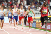 Timothy Cheruiyot se dispone a ganar el oro en la final de 1.500.-SRDJAN SUKI (EFE)