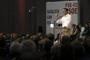 "Nosotros limpiamos mientras ellos (PP) tapan, esa es la diferencia", ha defendido Sánchez.-Foto: EFE/ MIGUEL TOÑA