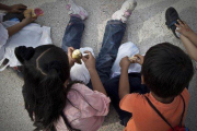 Unos niños, en la calle, a la hora de la merienda.-CARLOS MONTAÑÉS