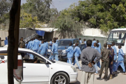 Los alrededores de la academia policial donde un terrorista se ha inmolado matando a 18 agentes en Mogadiscio, la capital de Somalia.-/ AP / FARAH ABDI WARSAMEH (AP)