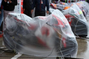 La Honda de Nakagami, cubierta, junto a otras MotoGP, en Silverstone.-AFP / OLI SCARFF