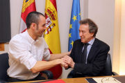 El consejero de la Presidencia, José Antonio de Santiago-Juárez, y el presidente de la Fundación +34, Javier Casado, firman un protocolo de colaboración-Leticia Pérez / ICAL