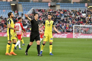 Mateu y Oyarzun se dirigen al colegiado Díaz de Mera durante el partido del pasado domingo en Almería.-ÁREA 11