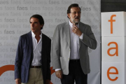 José María Aznar y Mariano Rajoy, en la clausura del campus de la FAES, este domingo en Madrid.-Foto: JUAN MANUEL PRATS