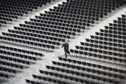 Un asistente camina entre los asientos vacíos de la junta general de accionistas de Siemens en Múnich (Alemania).-Foto: EFE/ ARCHIVO