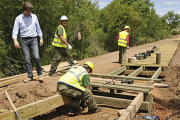 Carlos Martínez en las obras de la presa del Pereginal. / V.G.-