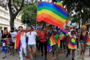 Activistas cubanos participan en la marcha contra la homofobia y a favor de los derechos LGTBI en la Habana.-STRINGER (REUTERS)
