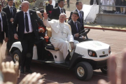 El papa Francisco saluda a miles de católicos tras una misa ante cientos de personas en el estadio Venustiano Carranza de Morelia.-Ulises Ruiz Basurto / EFE / ULISES RUIZ BASURTO