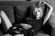 Kate Moss, en una imagen de las que compila un libro de Lunwerg que repasa la trayectoria de la supermodelo británica que alcanzó la gloria en los 90.-Foto: EFE