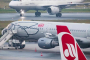 Avión de la aerolínea Niki en el aeropuerto de Düsseldorf.-MARCEL KUSCH