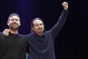 Pablo Iglesias aplaude a Albano Dante Fachin en un acto el pasado febrero en Sant Feliu de Llobregat.-ELISENDA PONS