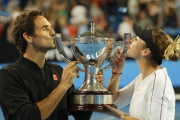 Roger Federer y Belinda Bencic besan la copa Hopman.-AP / TREVOR COLLENS
