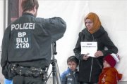 Inmigrantes registrados por la policía a su llegada a la ciudad alemana de Freilassig.-REUTERS / DOMINIC EBENBICHLER
