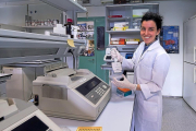 La investigadora Carolina Velázquez en el laboratorio de Genética Molecular del Cáncer Hereditario.-- PABLO REQUEJO