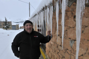 Cecilio Beato, teniente alcalde de La Riba de Escalote, ayer, cogiendo con la mano un carámbano en una vivienda del pueblo.-VALENTIN GUISANDE