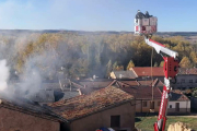 Grúa articulada de los bomberos de la Diputación en plena actuación en San Esteban.-J. HERNÁNDEZ
