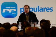 El presidente de la Junta y candidato del PP a la presidencia regional, Juan Vicente Herrera, dio su bendición al candidato popular a la Alcaldía de Soria, Adolfo Sainz. «Hemos acertado contigo» , aseguró tras escuchar la intervención del aspirante a alcalde. «Has estado cuajado, te he visto sembrado», remarcó. El presidente se mostró especialmente contento por «ver a toda la familia del PP» y aunque admitió que se le ha visto poco por la provincia durante la última legislatura aseguró que su gobierno «ha estado pendiente» de los proyectos de Soria y sus pueblos.