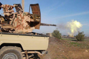 Fotografía de un militante disparando una arma pesada en Siria.-Foto: AP