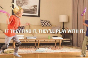 Unos niños juegan a espadachines, en el campaña de Evolve.-