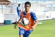 Miguel Bedoya entrena con el grupo después de cinco semanas lesionado. / VALENTÍN GUISANDE-
