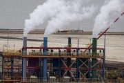 Emisiones de una planta de tratamiento de potasio en el Mar Muerto, en Israel.-EPA / ATEF SAFADI