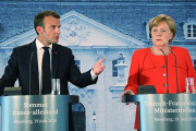 Macron y Merkel, durante su comparecencia ante la prensa, en la ciudad alemana de Meseberg.-LUDOVIC MARIN / AP