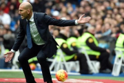Zidane gesticula durante el partido del Madrid con el Athletic en el Bernabéu.-AFP / GERARD JULIEN