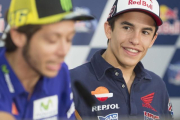 Márquez oberva a Rossi.-MIRCO LAZZARI