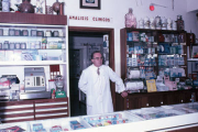 Antonio del Barrio, en su farmacia ante su colección de utensilios, en una foto tomada hace 10 años.-