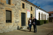 La alcaldesa de Almarza, Ascensión Pérez, y el impulsor del proyecto, Enrique Martínez, en frente de una vivienda en Almarza.-HDS
