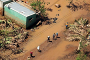 Las personas buscan refugio tras el paso del ciclón Idai en Mozambique.-REUTERS