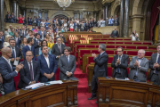El Govern y los diputados de Junts pel Sí y la CUP, tras la aprobación de la ley del referéndum con el Parlament medio vacío.-FERRAN SENDRA