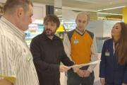 Jordi Évole, con algunos trabajadores de Mercadona, en 'Salvados'.-ATRESMEDIA