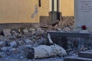 La estatua derrumbada de San Emidio, conocido como el protector ante los terremotos, en Pennisi.-GIOVANNI ISOLINO / AFP
