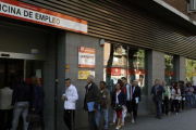 Colas de desempleados en una oficina del barrio de Arganzuela, en una imagen de archivo.-AGUSTÍN CATALÁN (EL PERIÓDICO)