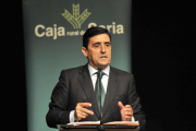 El presidente de Caja Rural, Carlos Martínez, ayer durante su intervención en el Foro Económico.-VALENTÍN GUISANDE
